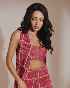 Neha shetty: రాధిక డ్రెస్ అదిరిందిగా, చూపుతిప్పుకోవడం కష్టమే