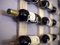 वाइन की बोतल नीचे से अंदर घुसी क्यों होती है, बहुत कम जानते हैं इसका कारण!