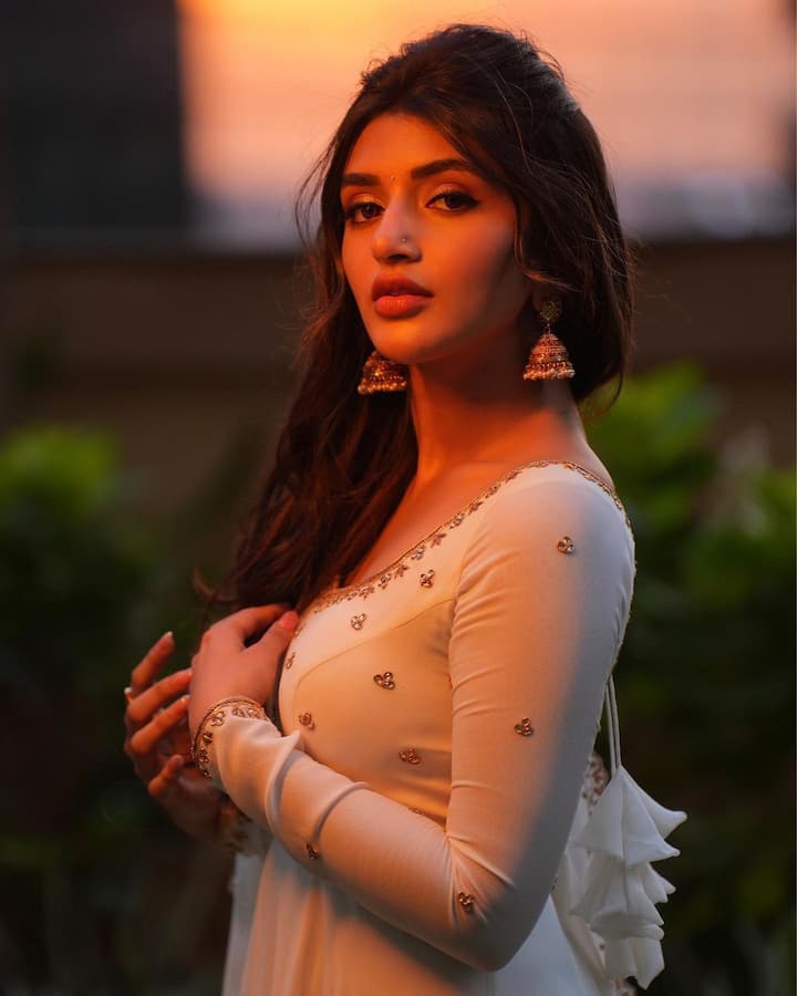 టాలీవుడ్లో దూసుకెళ్తున్న అందం శ్రీలీల. వైట్ డ్రెస్సులో స్వర్గం నుంచి దిగి వచ్చిన దేవకన్యాలా ఉంది.-Image credit: Sreeleela/Instagram