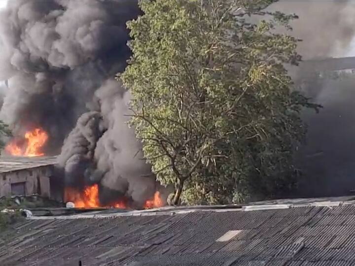 भिवंडी तालुक्यातील पूर्णा गावच्या हद्दीत असलेल्या दालमिल कंपाऊंड परिसरात भीषण आग लागल्याची घटना घडली.