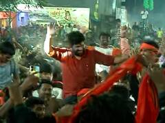 PHOTO: परतवाड्यात बच्चू कडूंच्या दहीहंडीची धूम; कार्यकर्त्याच्या खांद्यावर बसून बच्चू कडू पोहोचले मंचावर