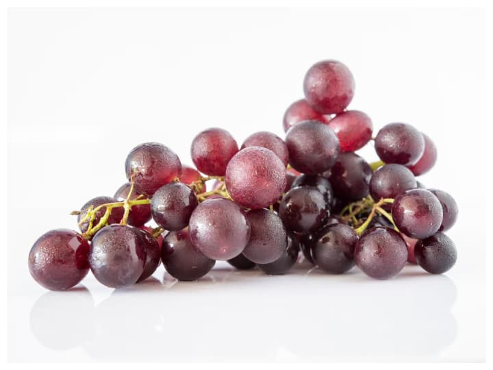 What are the health benefits of red grapes काले और हरे अंगूर से ज्यादा फायदेमंद होता है लाल अंगूर, जानें इसके चमत्कारी फायदे