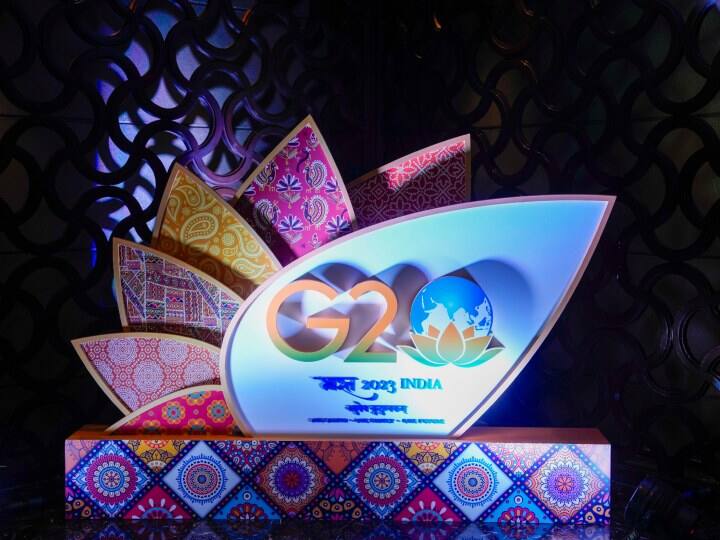 भारत सरकार ने G20 में आए दुनियाभर के राष्ट्राध्यक्षों और अन्य नेताओं के लिए खास हाथ से बनी कलाकृतियां और प्रोडक्ट तैयार करवाए और यह खास गिफ्ट विदेशी मेहमानों को दिए. यह प्रोडक्ट भारत की समृद्ध सांस्कृतिक परंपराओं को दर्शाते हैं.