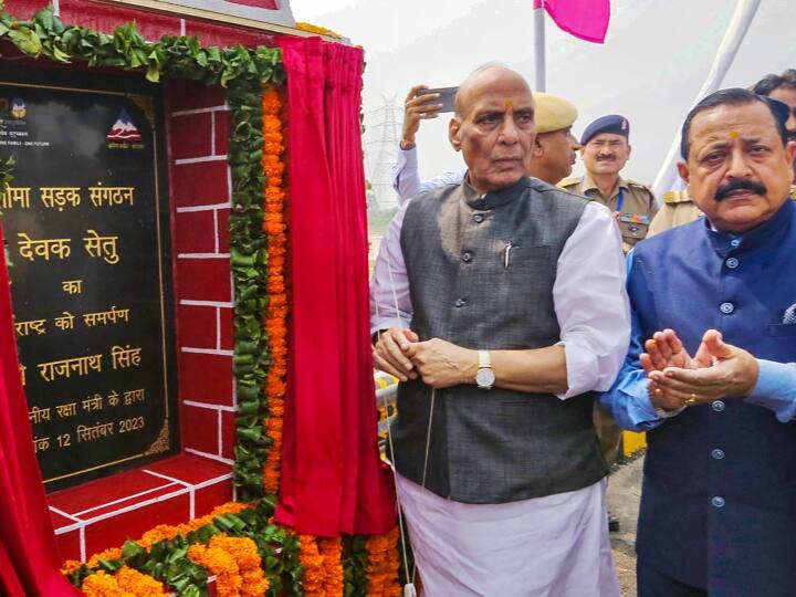 केंद्रीय रक्षा मंत्री राजनाथ सिंह ने मंगलवार (12 सितंबर) को अरुणाचल प्रदेश में 36 सड़क और पुल परियोजनाओं का ऑनलाइन उद्धाटन किया. इन परियोजनाओं में तवांग को असम के बालीपारा से जोड़ने वाली, सामरिक रूप से अहम नेचिफू सुरंग भी शामिल है. रक्षा मंत्री ने जम्मू से ऑनलाइन माध्यम से देश भर में कुल 90 प्रमुख सीमा बुनियादी ढांचा परियोजनाएं राष्ट्र को समर्पित की. चीन के साथ वास्तविक नियंत्रण रेखा (एलएसी) के पास सड़क संगठन (बीआरओ) की यह परियोजनाएं 2,941 करोड़ रुपये की लागत की हैं.