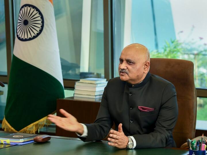 सीबीआई डायरेक्टर ने बताया कि इन दौरों से उन्हें देश भर में सीबीआई की कार्यप्रणाली और कर्मचारियों के सुझावों को लेकर जमीनी हकीकत की जानकारी मिली. उन्होंने कहा, 'इस दौरान समन जारी करने, खुफिया जानकारी इकट्ठा करने, शिकायतकर्ताओं से निपटने जैसे कई बड़े मुद्दों की जानकारी प्राप्त हुई.