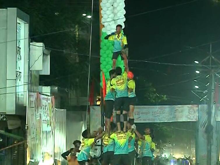 PHOTO: परतवाड्यात बच्चू कडूंच्या दहीहंडीची धूम; कार्यकर्त्याच्या खांद्यावर बसून बच्चू कडू पोहोचले मंचावर