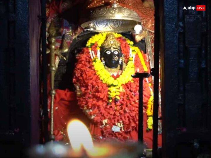 जिन-जिन स्थलों पर सती के अवशेष गिरे, वहां शक्ति पीठों की स्थापना हुई. कहते हैं दंतेवाड़ा में देवी सती का दांत गिरा था इसलिए यहां माता को दंतेश्वरी नाम से जाना जाता है.