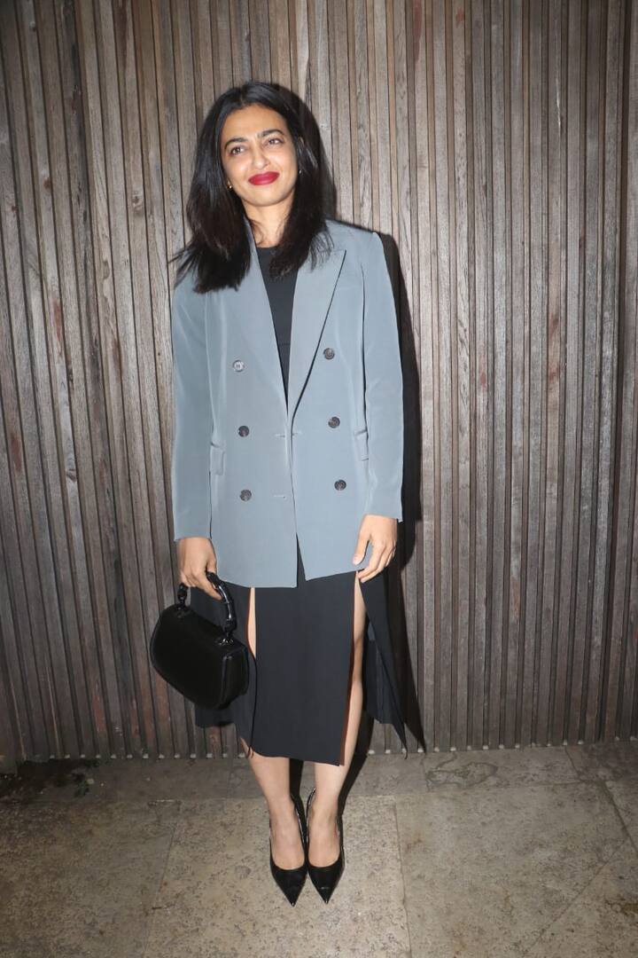 बॉलीवुड की खूबसूरत और टैलेंटिड एक्ट्रेस राधिका आप्टे भी इस पार्टी में शामिल हुईं. जिन्होंने ब्लैक ड्रेस के साथ ब्लेजर पहनकर अपना लुक कंपलीट किया था.