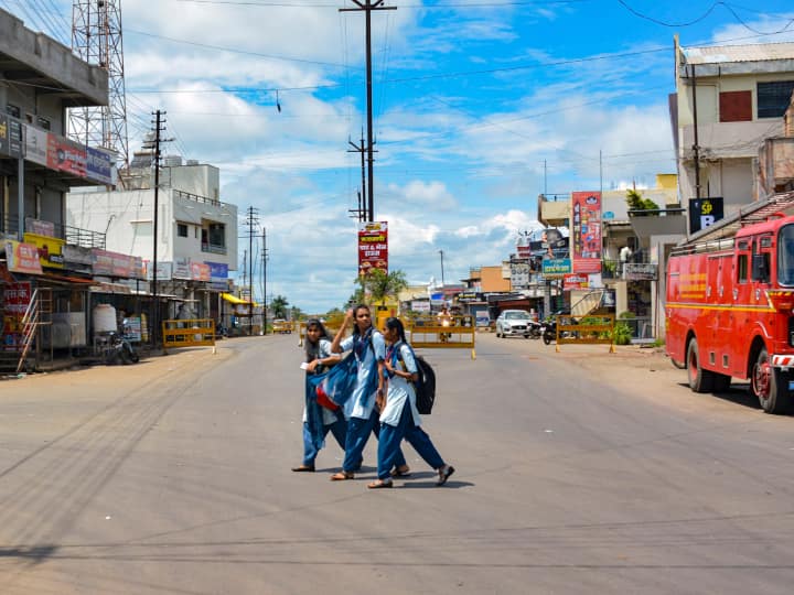 Satara Riots: महाराष्ट्र के सतारा में हुई हिंसक झड़प के बाद इलाके में धारा 144 लागू, इंटरनेट बंद, एक की मौत और 10 घायल Satara Riots After violent clash in Maharashtra Section 144 imposed internet shut down Check Latest Update ann Satara Riots: महाराष्ट्र के सतारा में हुई हिंसक झड़प के बाद इलाके में धारा 144 लागू, इंटरनेट बंद, एक की मौत और 10 घायल