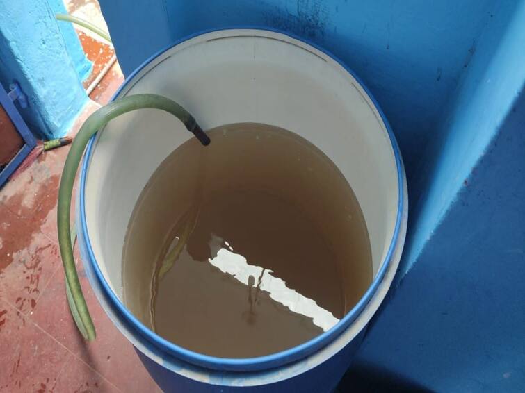 Tenkasi Supply of drinking water mixed with sewage in Alankulam Panchayat TNN ஆலங்குளம் பஞ்சாயத்தில் சாக்கடை கலந்த குடிநீர் விநியோகம்..சாக்லேட் பிளேவர் என நெட்டிசன்கள் கலாய்