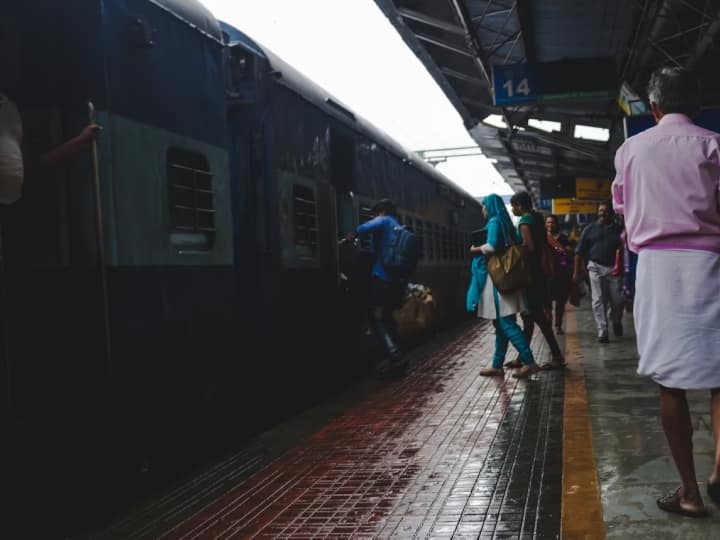 जहां से जब कोई लोकल ट्रेन गुजरती है तो उस ट्रेन की बिजली अपने चली जाती है. एक्सप्रेस और सुपरफास्ट्र ट्रेनों के साथ ऐसी कोई भी समस्या देखने को नहीं मिलती है.