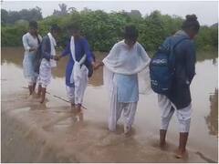 जान जोखिम में डालकर 'स्कूल चले हम', महोबा में पानी से भरे चेकडैम को पार करने को मजबूर छात्र