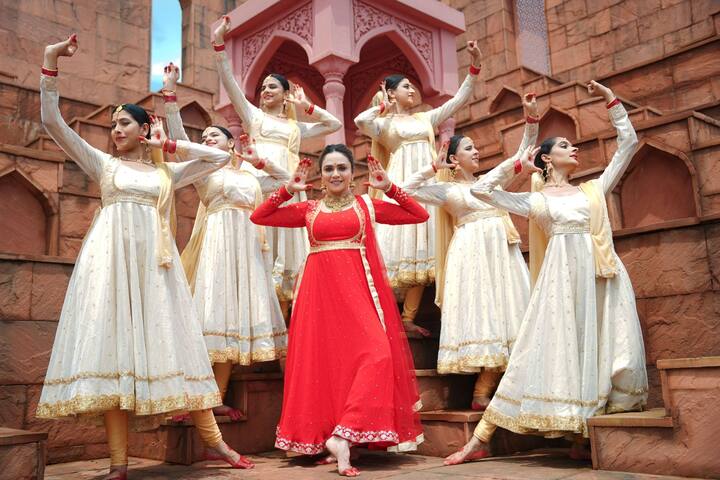 काही दिवसांपूर्वी अमृता खानविलकरने 'गणराज गजानन' या अल्बमबद्दल सोशल मीडियावर शेअर केलेल्या पोस्टनंतर सर्वांनाच या गाण्याविषयी उत्सुकता लागली होती.