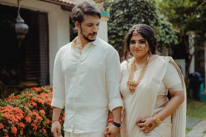 இன்று கெளதம் கார்த்திக்கின் பிறந்தநாளையொட்டி, “இனிய பிறந்தநாள் வாழ்த்துக்கள் பார்ட்னர். நீ என் வலிமையின் தூண், என் நம்பிக்கைக்குரியவன், என் ஆத்ம தோழன், என் இரட்டைச் சுடர், மற்றும் பல!! இந்த வாழ்க்கை பயணத்தில் நான் உன் அருகிலேயே இருப்பேன், உன் கையை இறுகப் பிடித்துக்கொண்டு உன்னை ஒருபோதும் விழ விடமாட்டேன் என்று உறுதியளிக்கிறேன்!” என அன்பு பொங்க பதிவிட்டுள்ளார் மஞ்சிமா மோகன்.