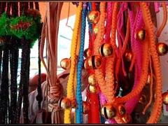 Bail Pola : रंगीबेरंगी कवड्यांच्या माळा, घागर माळा... बैलपोळानिमित्त साजशृंगाराच्या साहित्याने बाजारपेठ सजली