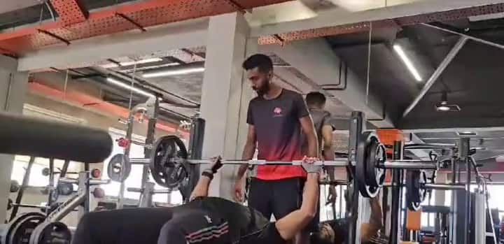 சரத்குமார் தனது சமூக வலைதள பக்கங்களில் வொர்-அவுட் செய்யும் வீடியோவை பதிவிட்டுள்ளார்.