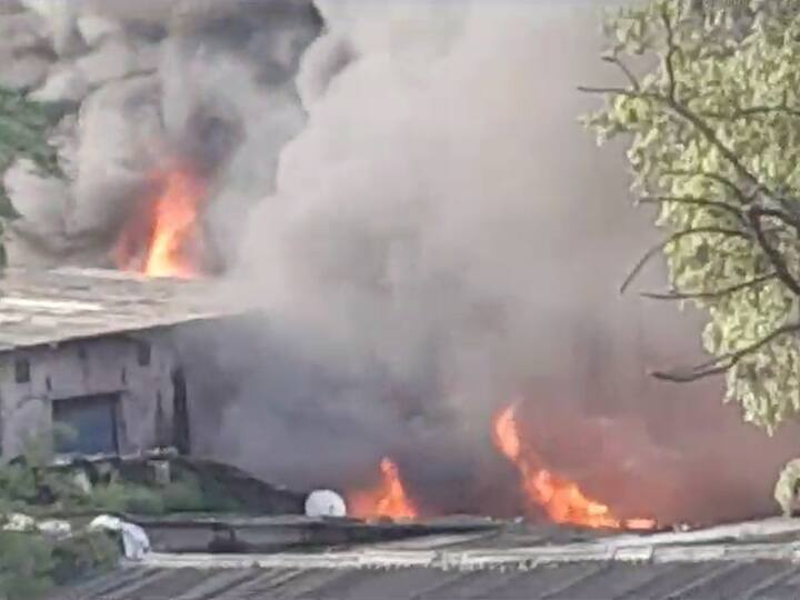 भिवंडीतील एका केमिलक गोदामात आचानक भीषण आग लागल्यानं परिसरात एकच खळबळ उडाली.