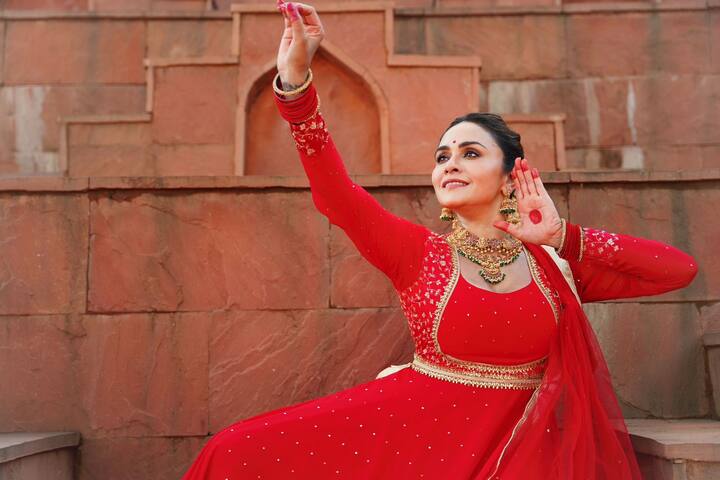 'गणराज गजानन' या गाण्याच्या माध्यमातून अमृता खानविलकरने निर्मिती क्षेत्रात पदार्पण केलं आहे.