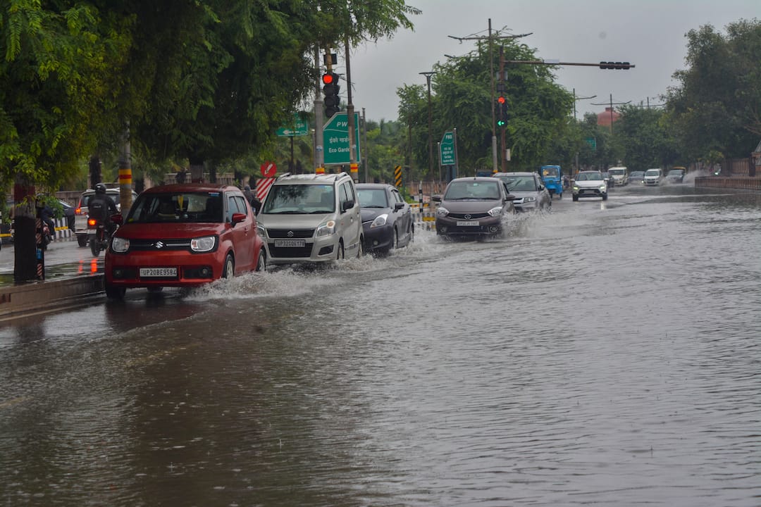 UP Rain: उत्तर प्रदेशमध्ये पावसाचा हैदोस; मुसळधार पावसामुळे जनजीवन विस्कळीत, 19 जणांचा मृत्यू UP Weather updates heavy rain in uttar pradesh 19 people killed in last 24 hours due to heavy rains UP Rain: उत्तर प्रदेशमध्ये पावसाचा हैदोस; मुसळधार पावसामुळे जनजीवन विस्कळीत, 19 जणांचा मृत्यू