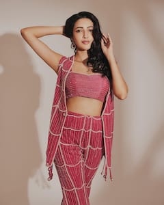 Neha shetty: రాధిక డ్రెస్ అదిరిందిగా, చూపుతిప్పుకోవడం కష్టమే