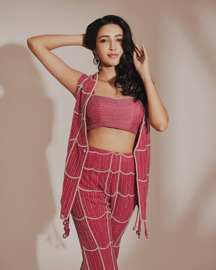 బెదురులంక సినిమాతో ప్రేక్షకుల ముందుకు వచ్చింది. సమ్మోహనుడా పాటతో వైరల్ అయింది నేహా. -Image credit: Neha shetty/Instagram