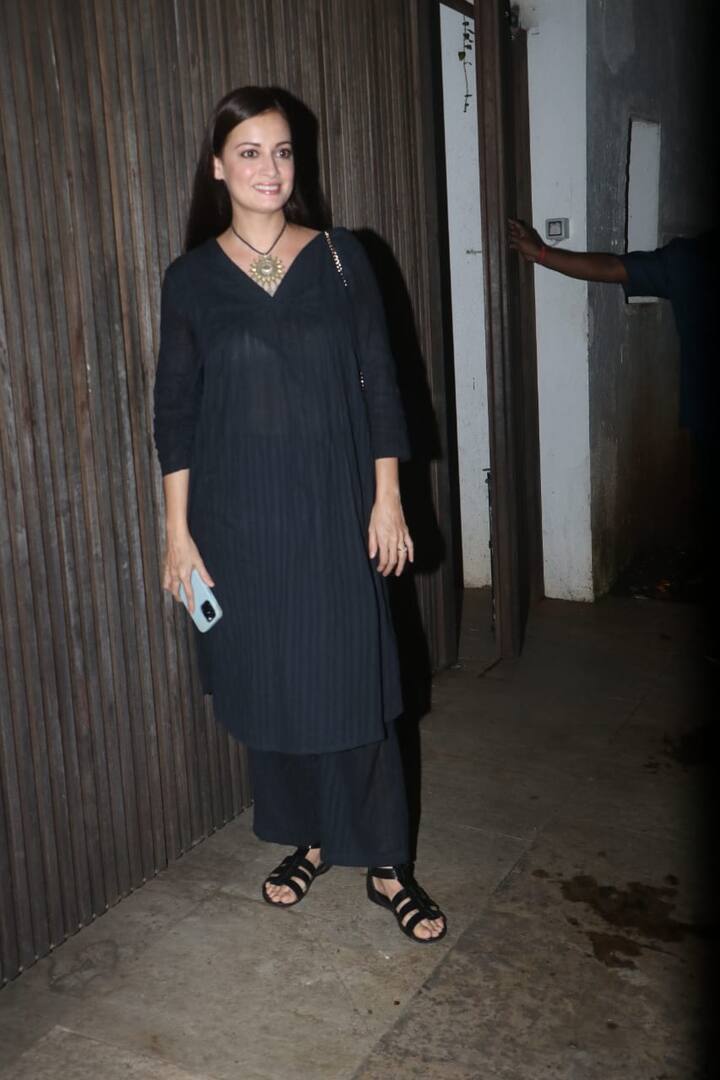 खूबसूरत एक्ट्रेस दीया मिर्जा इस पार्टी में नवाबी लुक में पहुंची. उन्होंने ब्लैक सूट प्लाजो सूट पहना था. जिसमें वो काफी ज्यादा खूबसूरत लग रही थीं.