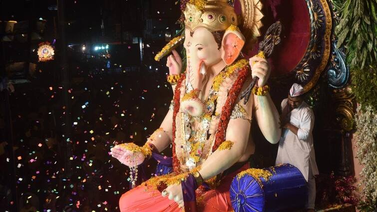 Nashik Latest News Ban on donation to public ganesh mandal decision by Makhmalabad GramPanchayat Nashik maharashtra news Nashik Ganeshotsav : कोणत्याही सार्वजनिक मंडळांना वर्गणी मिळणार नाही, नाशिकच्या मखमलाबाद ग्रामपंचायतीचा कौतुकास्पद निर्णय 