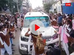 75 फीसद अटेंडेंस चाहिए... छात्राएं पहुंचीं तो ठसमठस हुआ क्लास, किया बवाल, BEO की गाड़ी में की तोड़फोड़