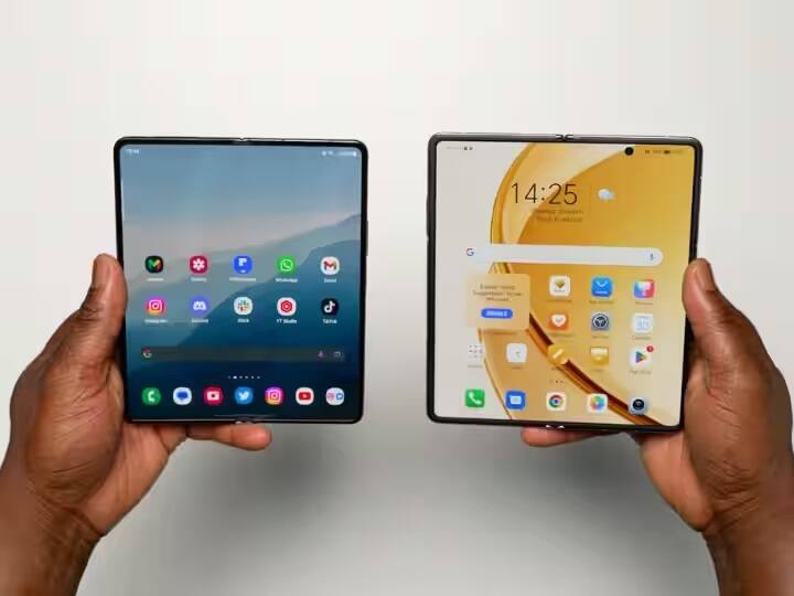 Samsung Galaxy Z Fold 4: - સેમસંગના આ ફૉલ્ડેબલ ફોનની કિંમત 1,64,999 રૂપિયા છે. આમાં તમને 12GB રેમ અને 1TB સુધી સ્ટૉરેજ સ્પેસ મળે છે. સ્માર્ટફોનમાં 7.6-ઇંચની મેઇન સ્ક્રીન અને 6.2-ઇંચ કવર ડિસ્પ્લે છે. ફોનમાં 4400 mAh બેટરી છે અને Android 12 માટે સપોર્ટ છે.