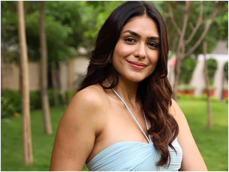 Mrunal Thakur trying to learn telugu in a hard way and photos are circulating all over the social media Mrunal Thakur: మృణాల్ కష్టాలు, టాలీవుడ్ మూవీస్ కోసం తెలుగు నేర్చుకుంటున్న ముద్దుగుమ్మ!