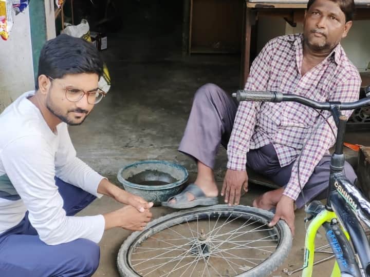 UP PCS J Result 2023: प्रयागराज के अहद अहमद कुछ साल पहले तक कभी पिता के साथ साइकिल का पंक्चर बनाते थे तो कभी मां का हाथ बंटाते हुए महिलाओं के कपड़े सिलते थे. लेकिन, अब जज बन चुके हैं.