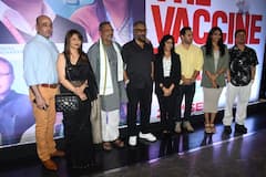 The Vaccine War के ट्रेलर लॉन्च इवेंट में बेहद सिंपल लुक में पहुंचे नाना पाटेकर, पल्लवी जोशी और विवेक अग्निहोत्री के साथ दिए पोज