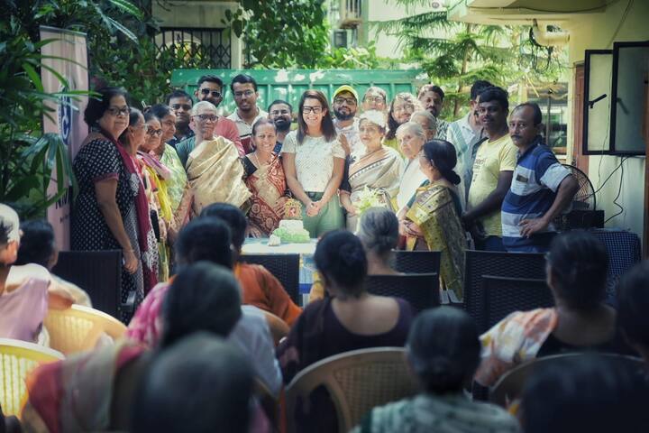 রাত পোহালেই তাঁর জন্মদিন। আর ঠিক তার একদিন আগেই পেলেন বিশেষ সারপ্রাইজ।