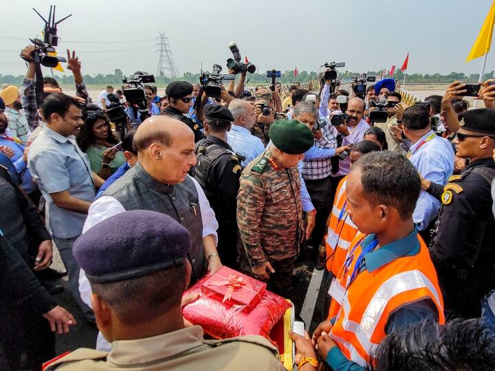 रक्षा मंत्री ने पूर्वी लद्दाख में न्योमा एयरफील्ड की आधारशिला भी रखी. उन्होंने कहा,  '200 करोड़ रुपये की लागत से विकसित होने वाला यह हवाई क्षेत्र, लद्दाख में हवाई बुनियादी ढांचे को बढ़ावा देगा और उत्तरी सीमा पर भारतीय वायुसेना की क्षमता को बढ़ाएगा.' उन्होंने इसे सशस्त्र बलों के लिए गेम-चेंजर बताया.