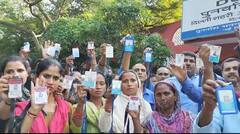 नौकरी खोने के बाद रैन बसेरा कर्मियों का उग्र प्रदर्शन, BJP का आरोप- 'दिल्ली सरकार रैन बसेरों को...'