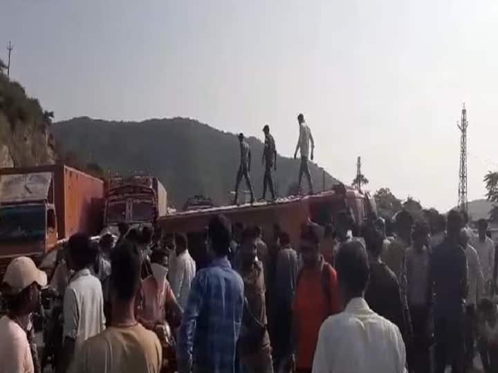 In Udaipur, a bus full of passengers overturned due to tire burst chaos created, more than 18 injured Rajasthan News: उदयपुर में यात्रियों से भरी बस का टायर फटने से पलटी, मची अफरा तफरी, कई लोग घायल