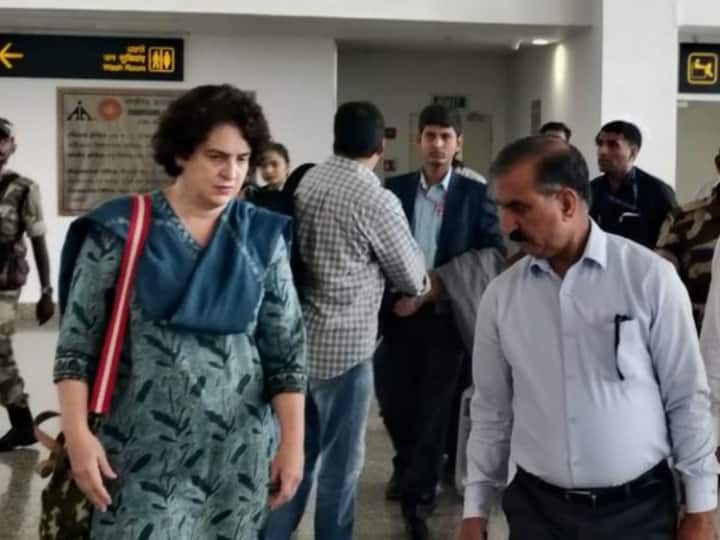 Congress General Secretary Priyanka Gandhi reached Himachal Visit, CM Sukhwinder Singh Sukhu welcomed, will meet disaster affected people Himachal Weather News:  हिमाचल दौरे पर पहुंची कांग्रेस महासचिव प्रियंका गांधी, CM सुक्खू ने किया स्वागत, आपदा प्रभावित लोगों से करेंगी मुलाकात