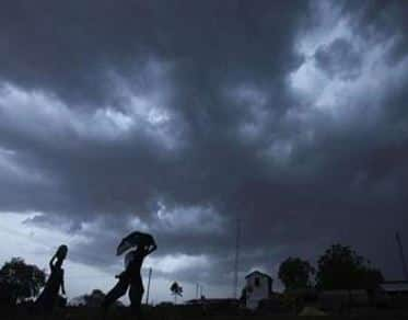 सध्या राज्याच्या काही भागात पाऊस (Rain) पडत आहे. तर काही भागात अद्यापही चांगल्या पावसाची गरज आहे.