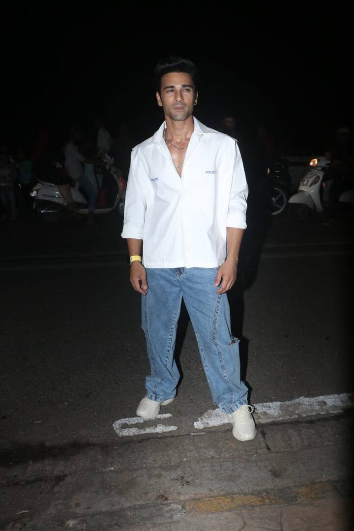 एक्टर पुलकित सम्राट पार्टी में काफी कूल लुक में पहुंचे. उन्होंने स्टाइलिश व्हाइट शर्ट के साथ ब्लू जींस कैरी की थी .