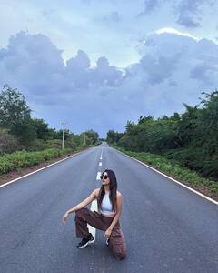 పచ్చని పొలాలు, ప్రకృతి అందాలు- రోడ్ ట్రిప్ ఎంజాయ్ చేస్తున్న నభా నటేష్