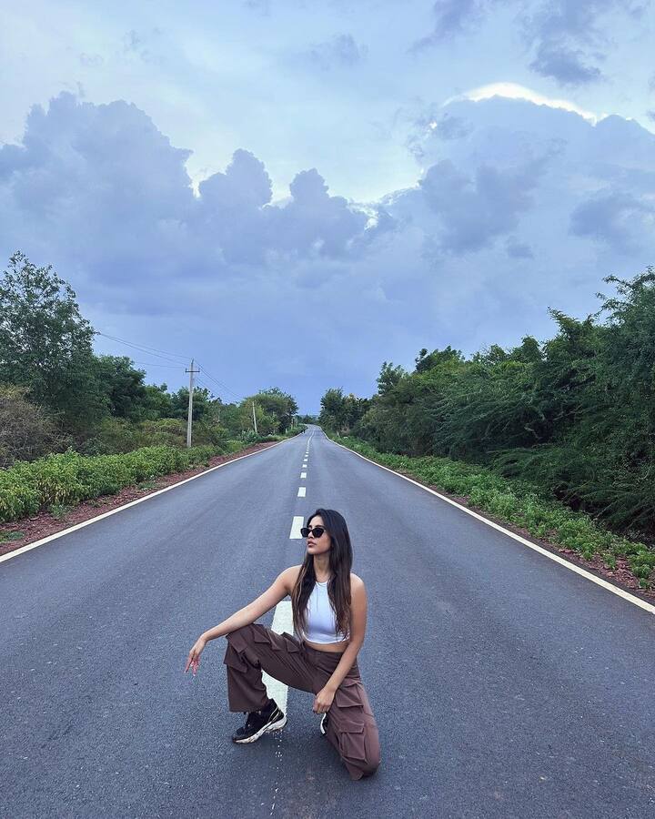 టాలీవుడ్ బ్యూటీ నభా నటేష్ తాజాగా రోడ్ ట్రిప్ ఎంజాయ్ చేస్తూ కనిపించింది. Photo Credit: Nabha Natesh/Instgram