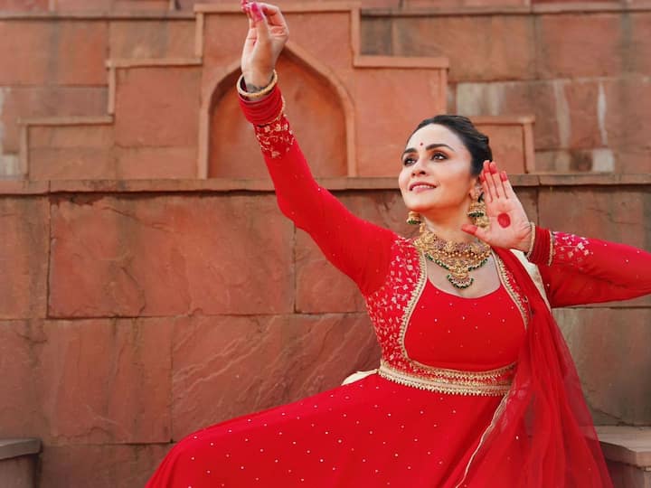 Amruta Khanvilkar : अमृता खानविलकर निर्मित 'गणराज गजानन' हे नवं गाणं प्रेक्षकांच्या भेटीला आलं आहे.