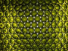 वाइन की बोतल नीचे से अंदर घुसी क्यों होती है, बहुत कम जानते हैं इसका कारण!