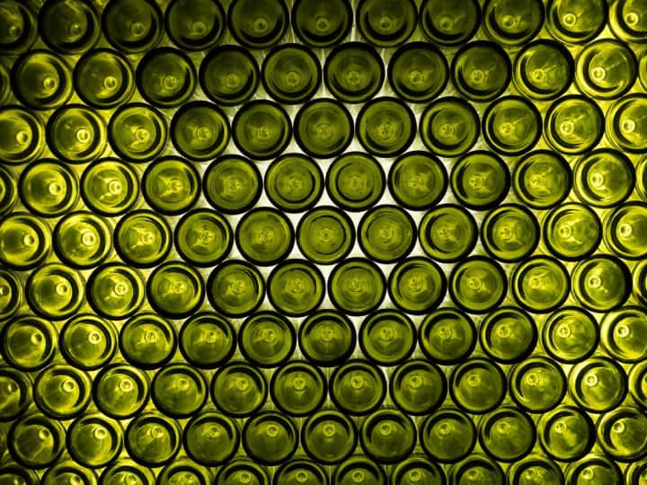 Wine Bottle Bottom Facts: आपने कभी आपने वाइन की बोतल के नीचे ध्यान दिया है? दरअसल, बोतल का नीचे वाला हिस्सा बोतल के अंदर की तरफ घुसा होता है.