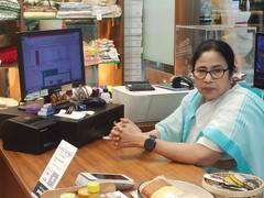 Mamata Banerjee : 'প্রদীপ জ্বালানোর আগে প্রদীপে তো তেল ভরতে হয়' লগ্নি আনতে বিদেশসফরে মুখ্যমন্ত্রী, বিমানবন্দরে ঘুরে দেখলেন বিশ্ববাংলার স্টোর