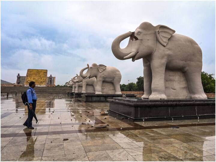 Lucknow Rain: उत्तर प्रदेश की राजधानी लखनऊ में लगातार भारी बारिश के कारण कुछ इलाकों में पानी भर गया है. वहीं अंबेडकर पार्क में लगी हाथी की मूर्ति पर आकाशीय बिजली गिरने से वह क्षतिग्रस्त हो गई है.