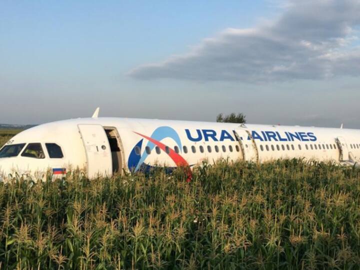 Russian Plane Makes Emergency Landing in Siberian Field There were 167 passengers on board Russia: उड़ान के बीच खत्म होने लगा विमान का ईंधन, खेत में करानी पड़ी इमरजेंसी लैंडिंग, सवार थे 167 यात्री