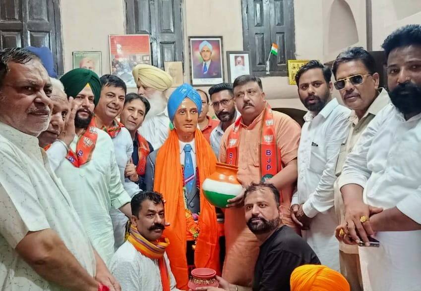 Punjasb News : ਮੇਰੀ ਮਿੱਟੀ ਮੇਰਾ ਦੇਸ਼’ ਮੁਹਿੰਮ ਤਹਿਤ ਸ਼ਹੀਦ ਕਰਤਾਰ ਸਿੰਘ ਸਰਾਭਾ ਦੇ ਘਰੋਂ ਇਕੱਠੀ ਕਰੀ ਮਿੱਟੀ ਪਾਈ ਕਲਸ਼ 'ਚ Soil collected from the house of Shaheed Kartar Singh Sarabha under the 'Meri Mitti Mera Desh' campaign Punjasb News : ਮੇਰੀ ਮਿੱਟੀ ਮੇਰਾ ਦੇਸ਼’ ਮੁਹਿੰਮ ਤਹਿਤ ਸ਼ਹੀਦ ਕਰਤਾਰ ਸਿੰਘ ਸਰਾਭਾ ਦੇ ਘਰੋਂ ਇਕੱਠੀ ਕਰੀ ਮਿੱਟੀ ਪਾਈ ਕਲਸ਼ 'ਚ