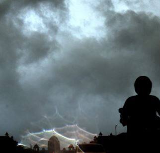 पुढील दोन दिवस म्हणजे 14 सप्टेंबरपर्यंत मुंबईसह (Mumbai) संपूर्ण कोकणात जोरदार पावसाची शक्यता आहे.