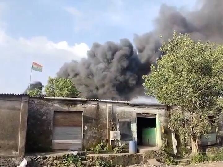 केमिकल गोदामात मोठ्या प्रमाणात केमिकल फॉर्म पावडर तसेच, केमिकलचे ड्रम्स आणि डिंक होते.